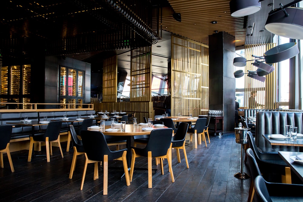 Restaurante con mesas limpias y ambiente acogedor